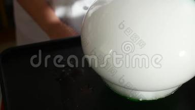 化学白<strong>气泡</strong>膨胀和<strong>破裂</strong>，白雾消散在桌子和灯泡上进行实验